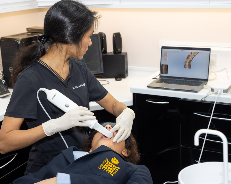 Dr Chaw-Su Kyi performing an iTero Lumina 3D scan with the result on screen